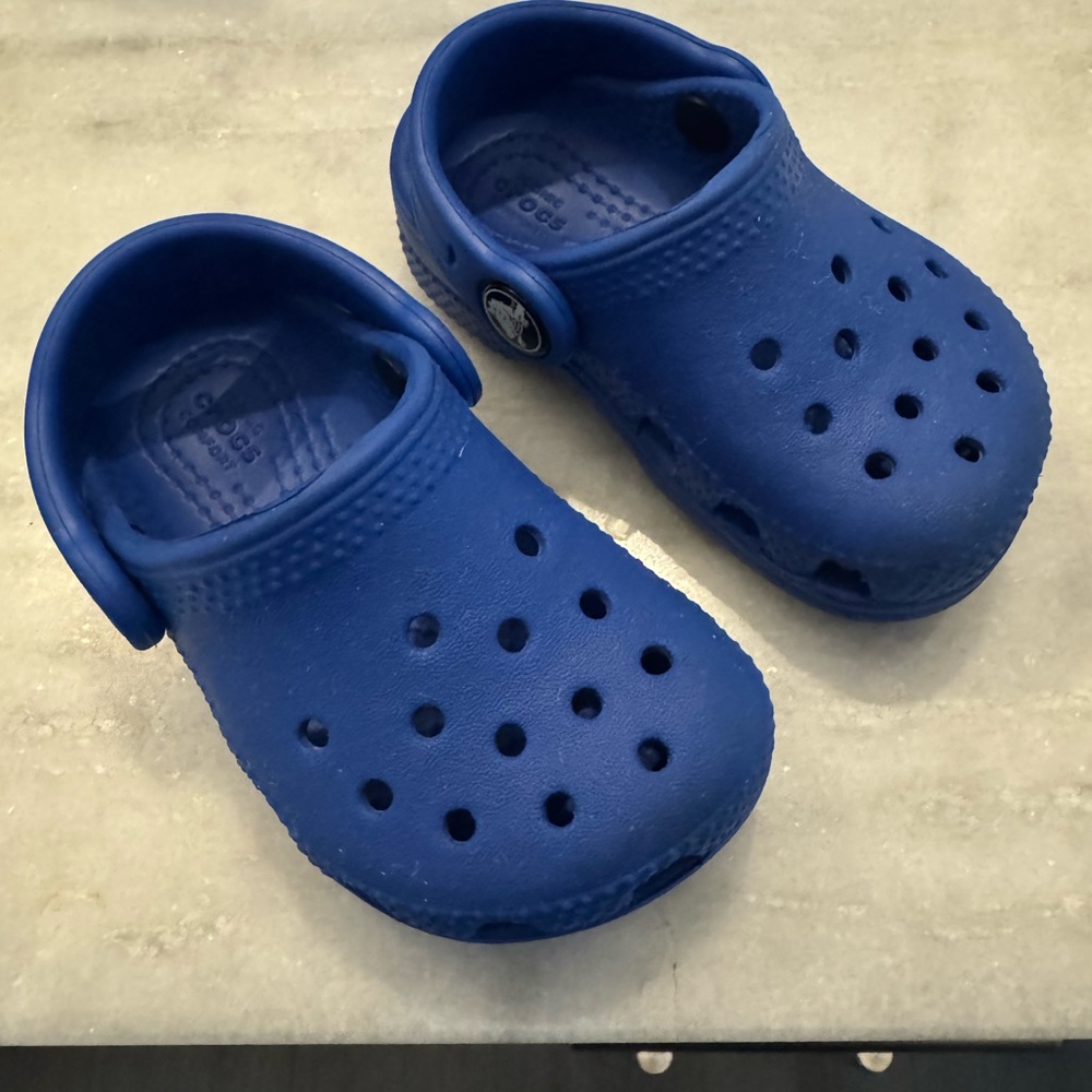 CROCS Like new - Toddler Classic Clog
C5 - Royal Blue